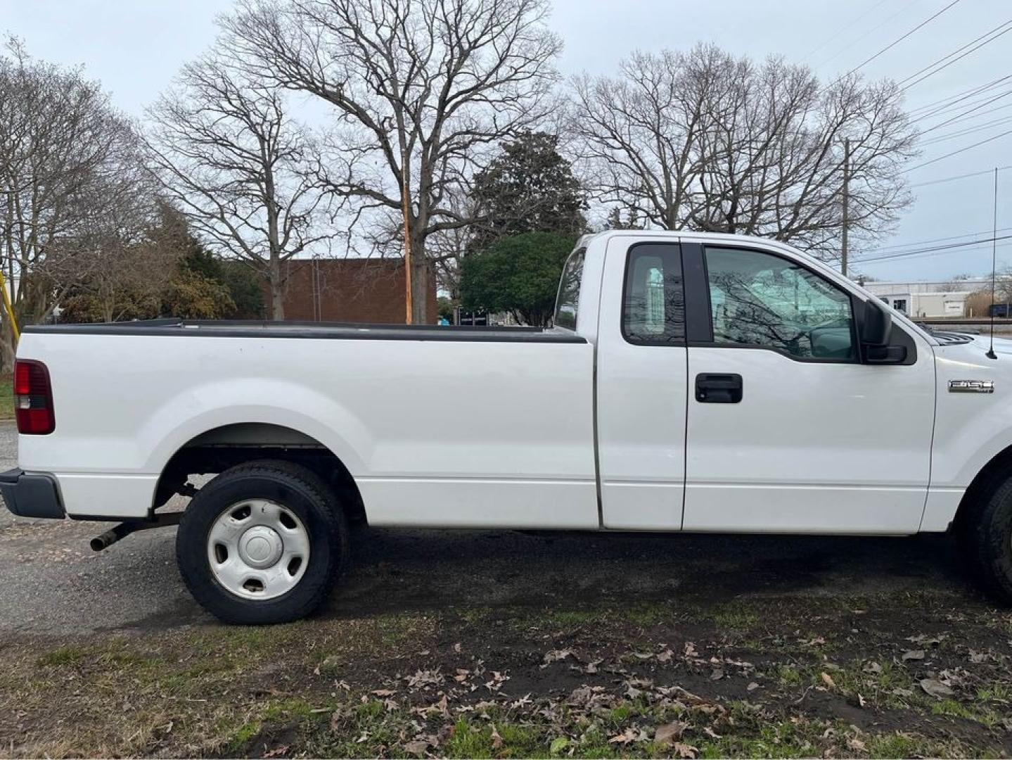 2005 WHITE /Grey Ford F-150 XL (1FTRF12W75N) with an 4.6 V8 engine, Automatic transmission, located at 5700 Curlew Drive, Norfolk, VA, 23502, (757) 455-6330, 36.841885, -76.209412 - Photo#7